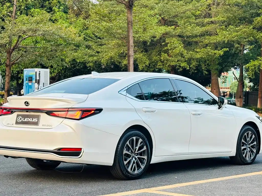 Lexus ES — миниатюра 7