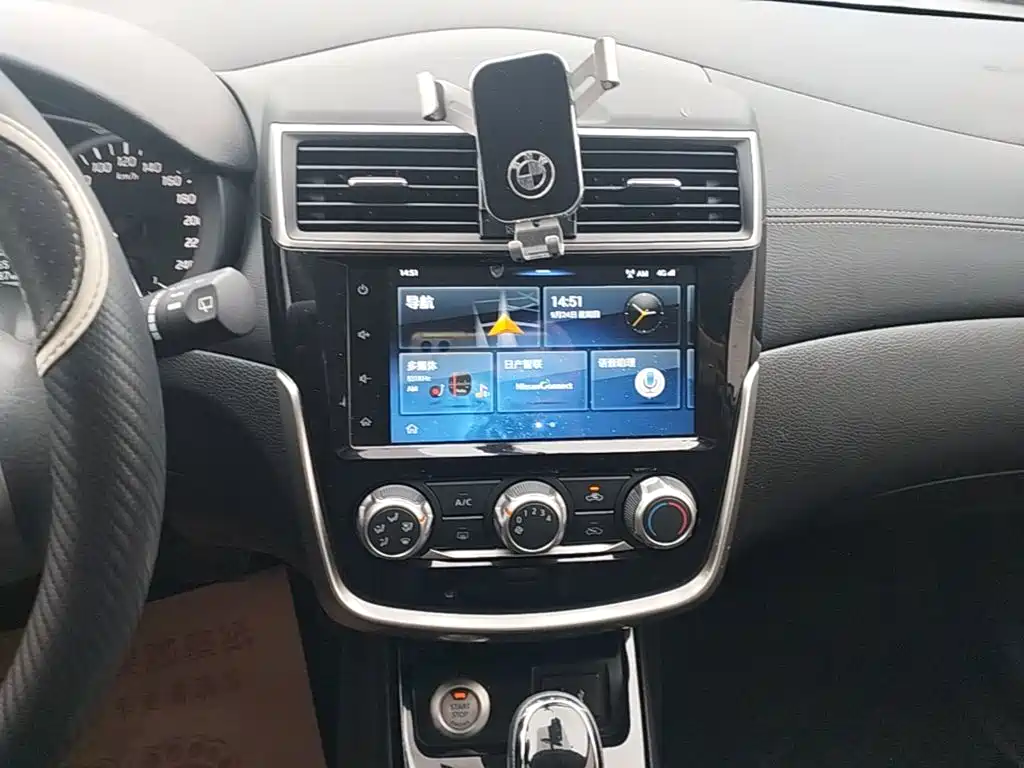 Nissan Tiida — миниатюра 13