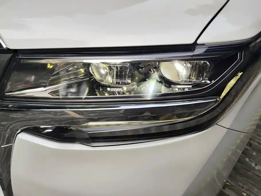 Toyota Alphard — миниатюра 5