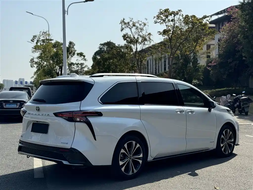 Toyota Granvia — миниатюра 17