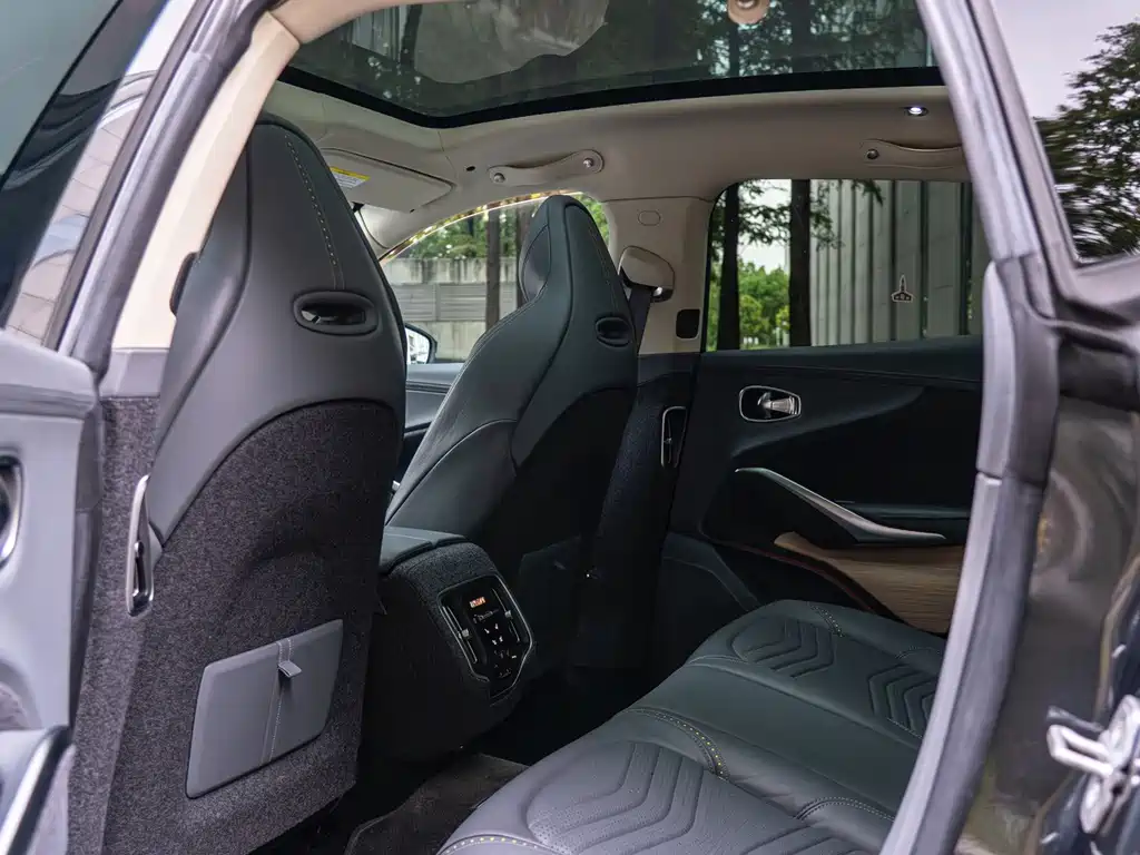 Aston Martin DBX — миниатюра 15
