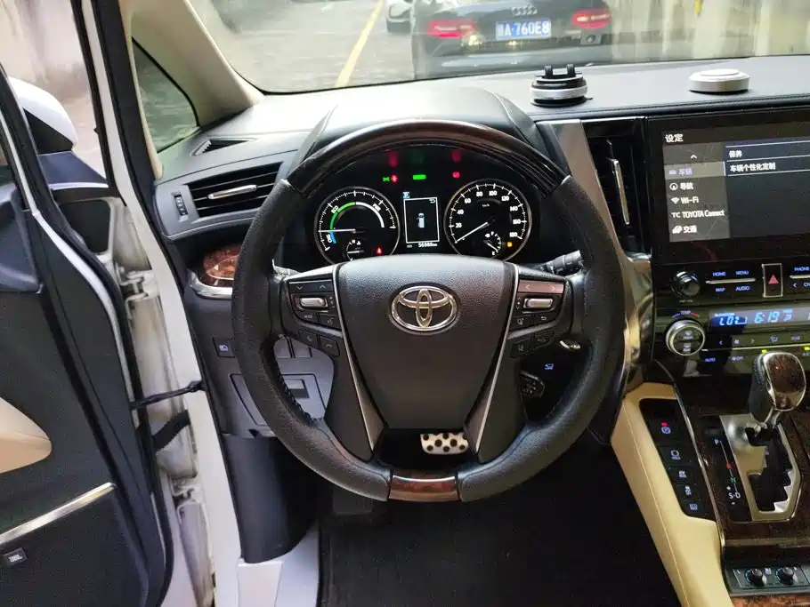 Toyota Alphard — миниатюра 15