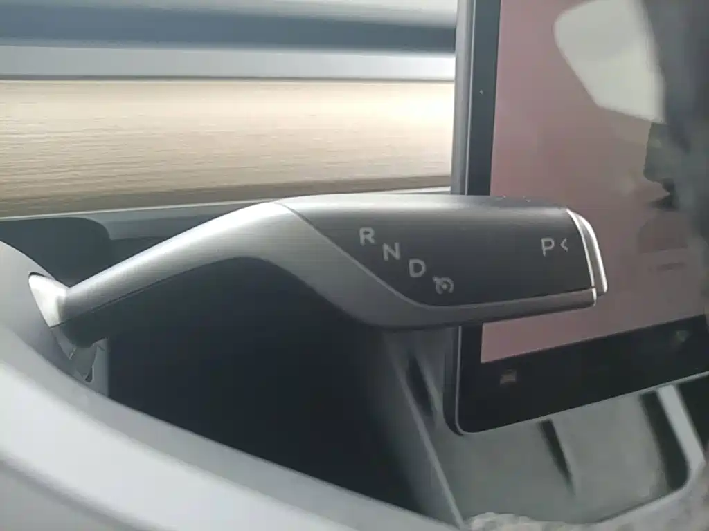 Tesla Model Y — миниатюра 14
