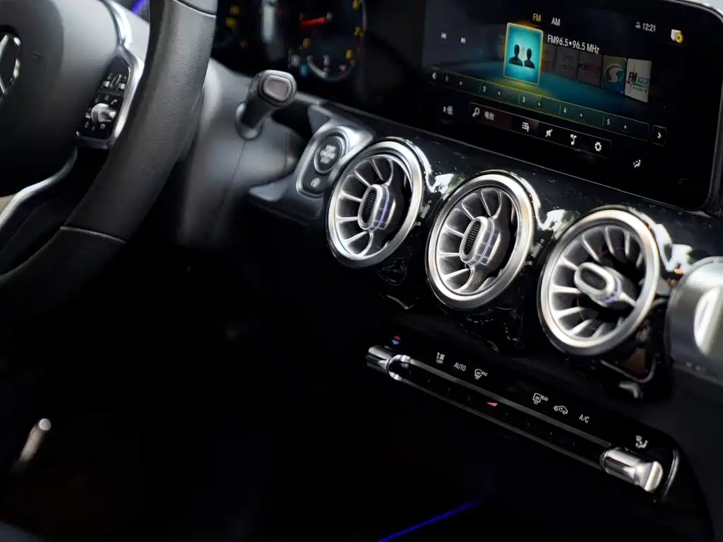 Mercedes-Benz GLB — миниатюра 8