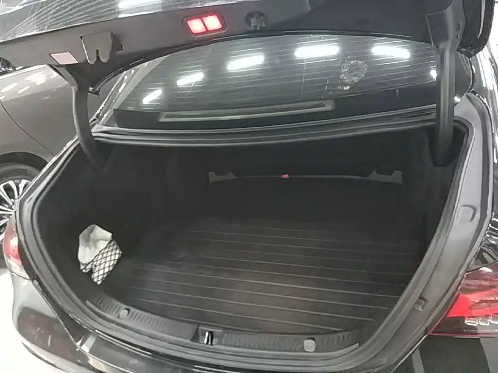Mercedes-Benz E-Class — миниатюра 19
