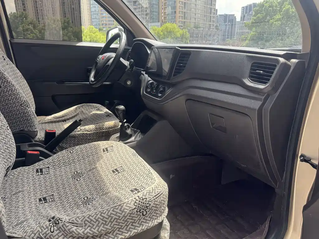 Wuling Hongguang V — миниатюра 12