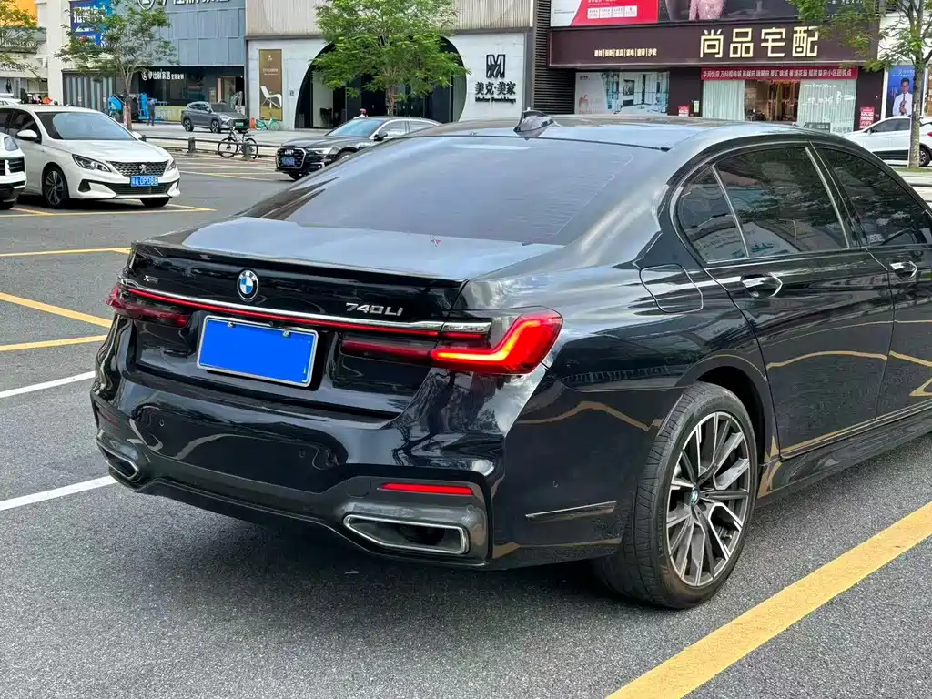 BMW 7 Series — миниатюра 9