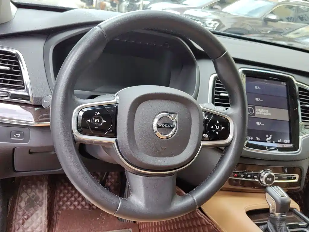 Volvo XC90 2015 T6 7 мест