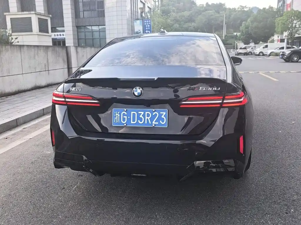BMW 5 Series — миниатюра 8