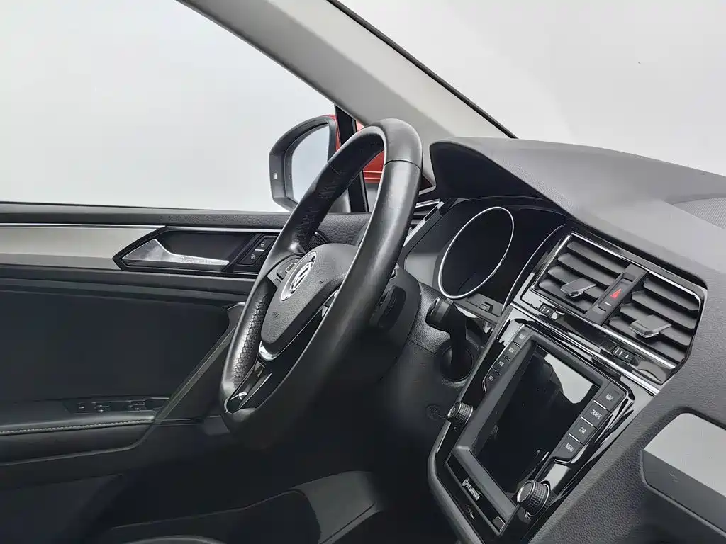 Volkswagen Tiguan L — миниатюра 22