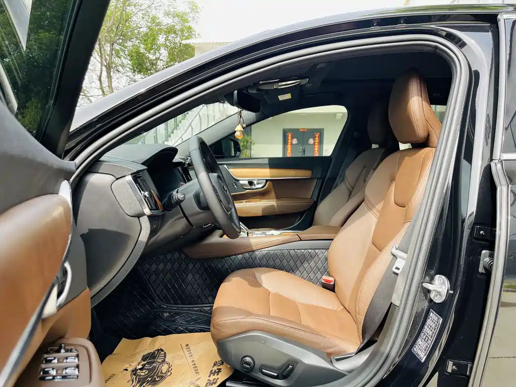 Volvo S90 2024 B5 Luxury