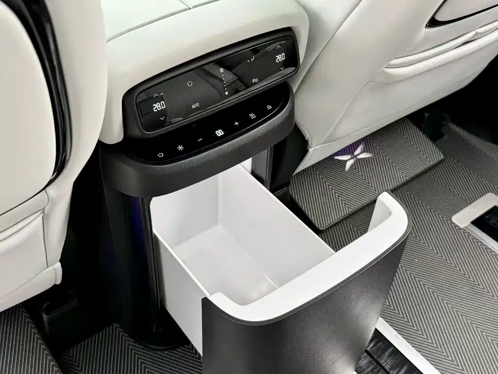 XPeng X9 — миниатюра 9
