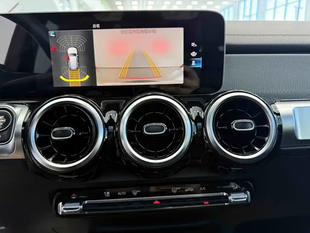 Mercedes-Benz GLB — миниатюра 20