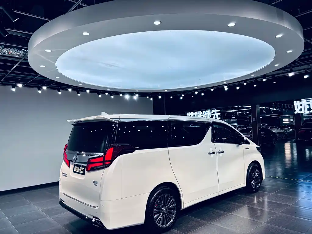 Toyota Alphard — миниатюра 3