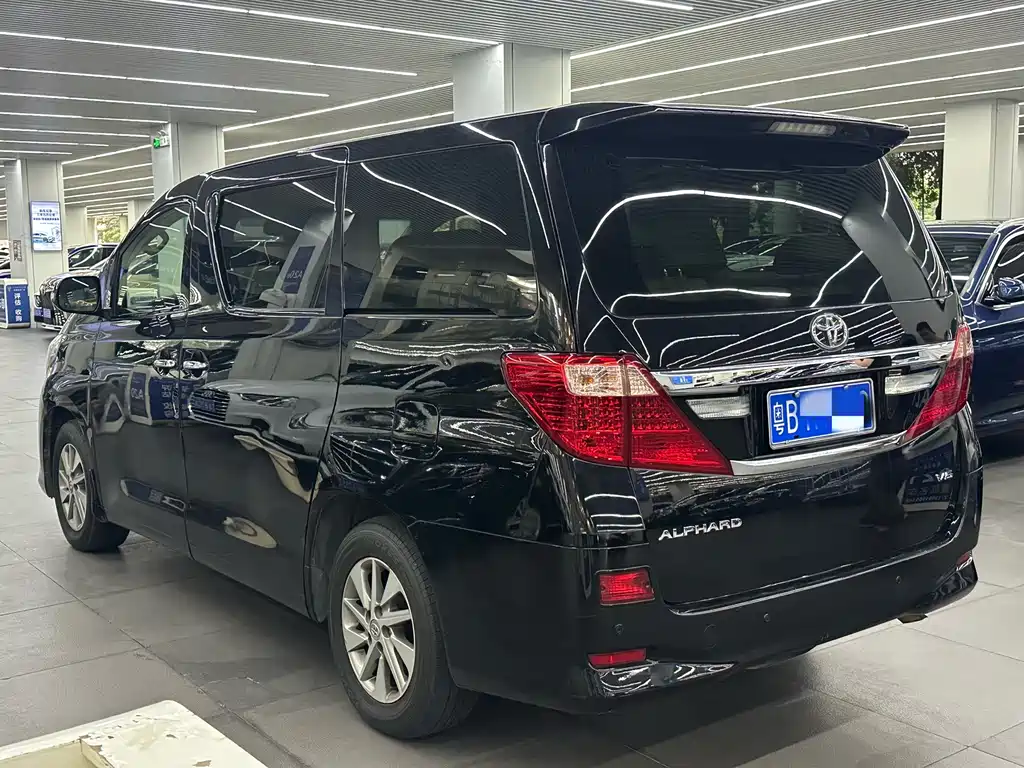 Toyota Alphard — миниатюра 7