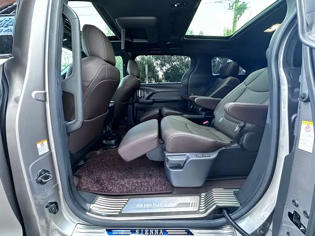 Toyota Sienna — миниатюра 8