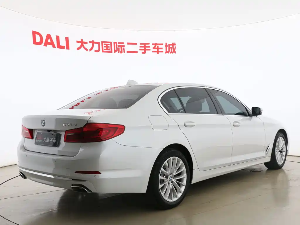 BMW 5 Series — миниатюра 13