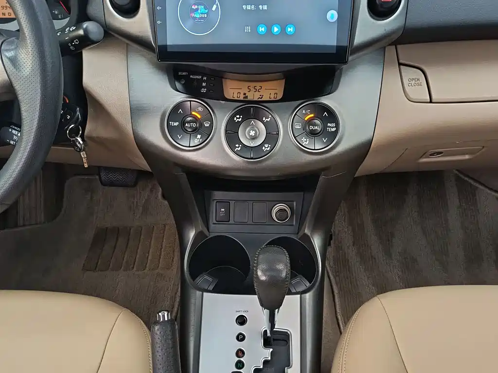 Toyota RAV4 — миниатюра 10