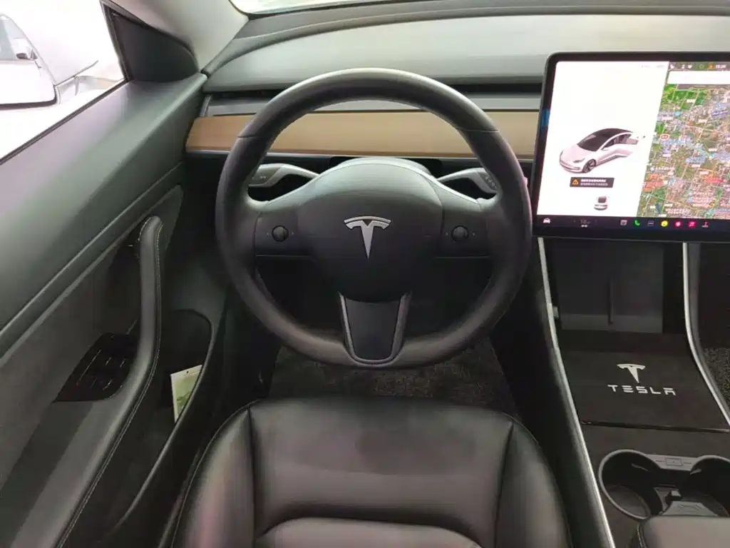 Tesla Model 3 — миниатюра 11