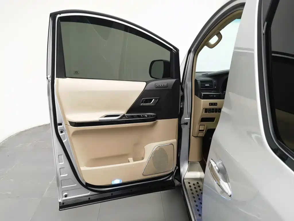 Toyota Alphard — миниатюра 8