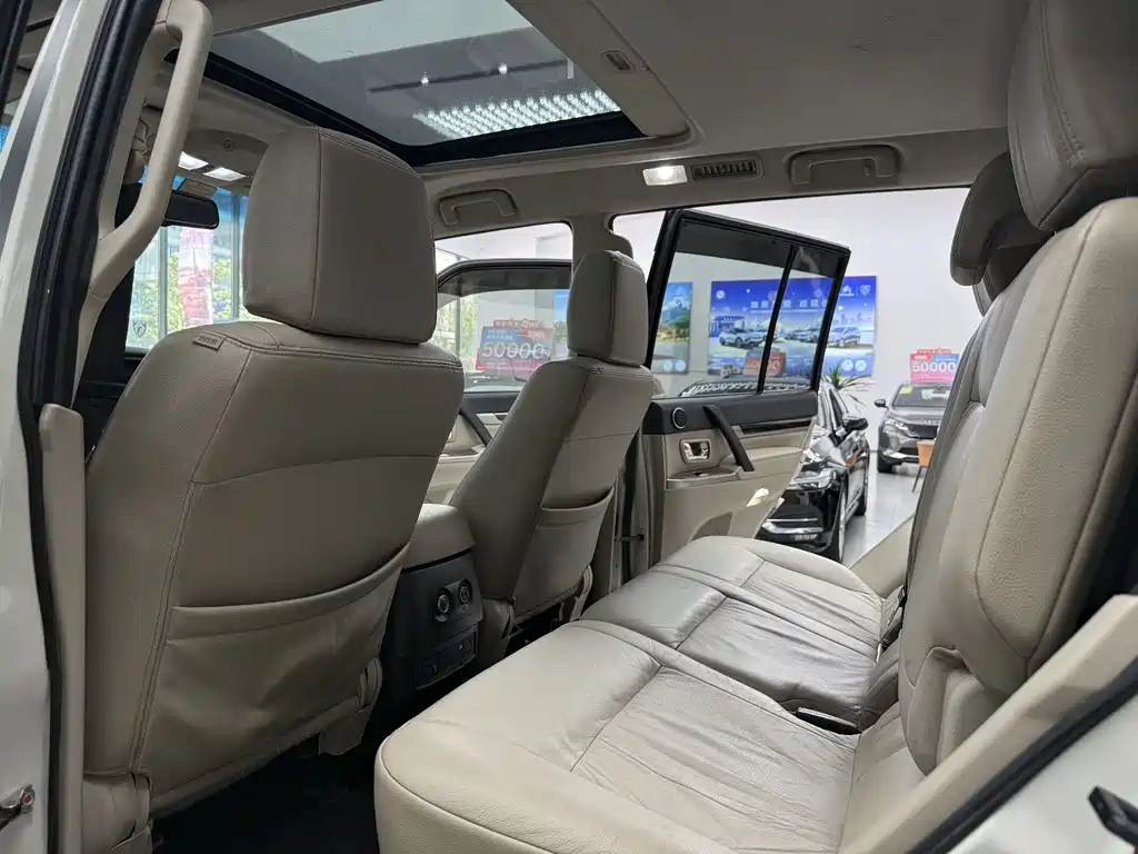 Mitsubishi Pajero (Import) — миниатюра 11