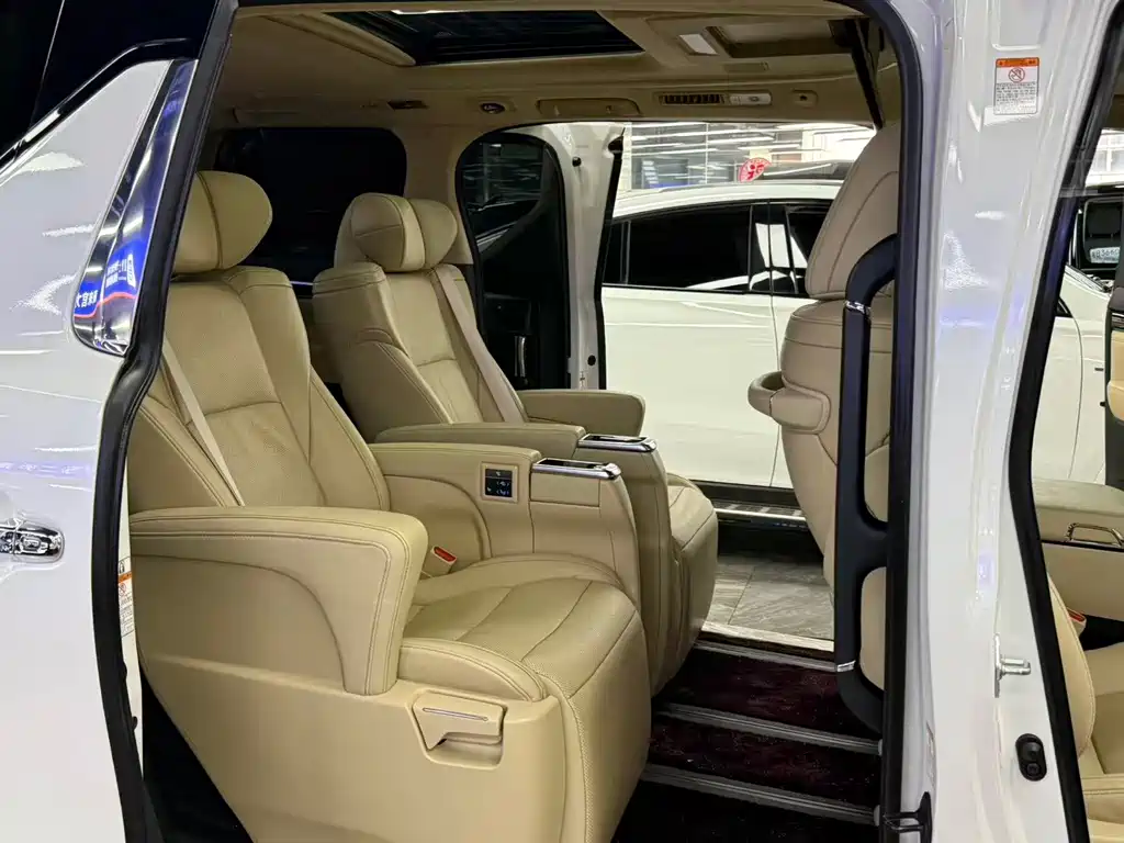 Toyota Alphard — миниатюра 8