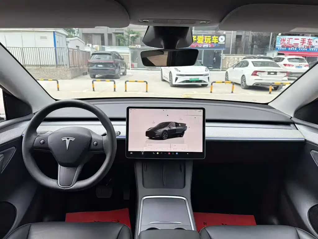 Tesla Model Y — миниатюра 6