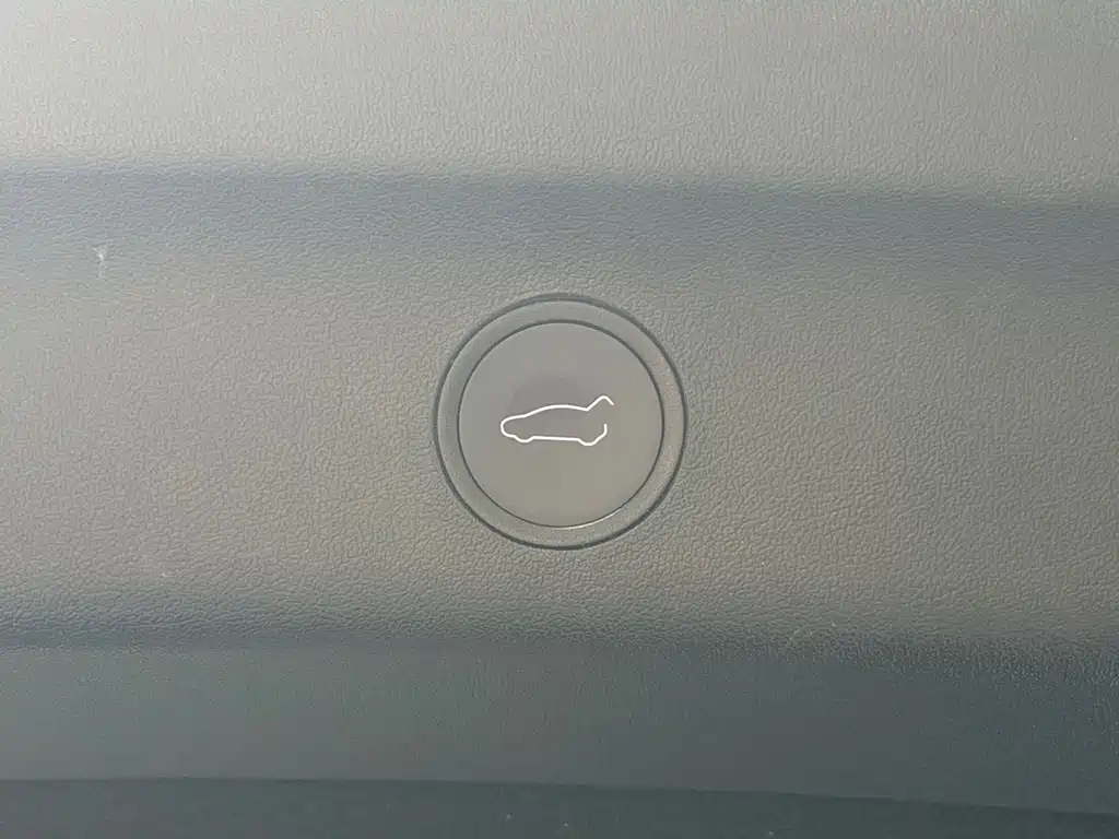 Tesla Model Y — миниатюра 16