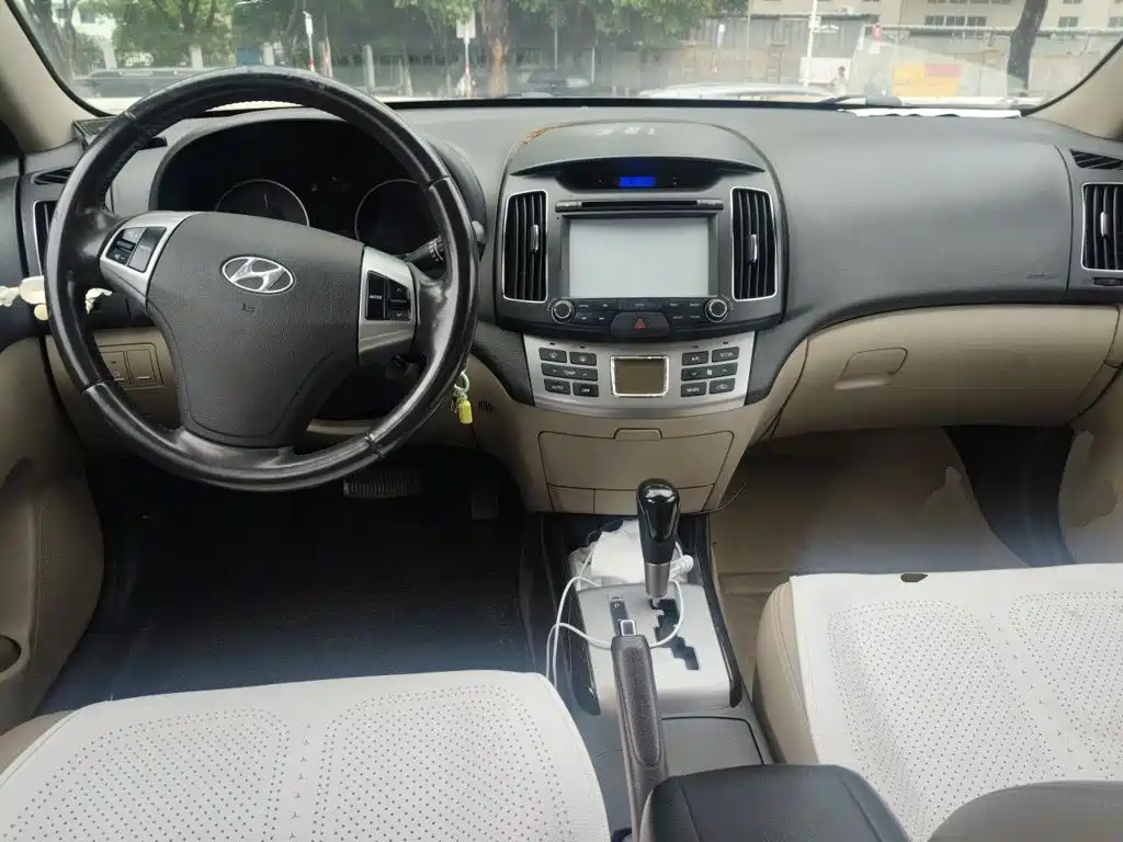 Hyundai Elantra — миниатюра 10