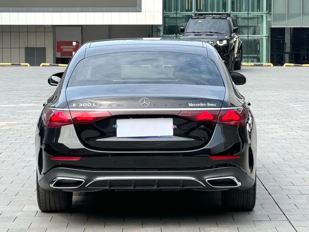 Mercedes-Benz E-Class — миниатюра 8