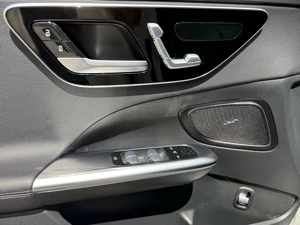 Mercedes-Benz C-Class — миниатюра 13