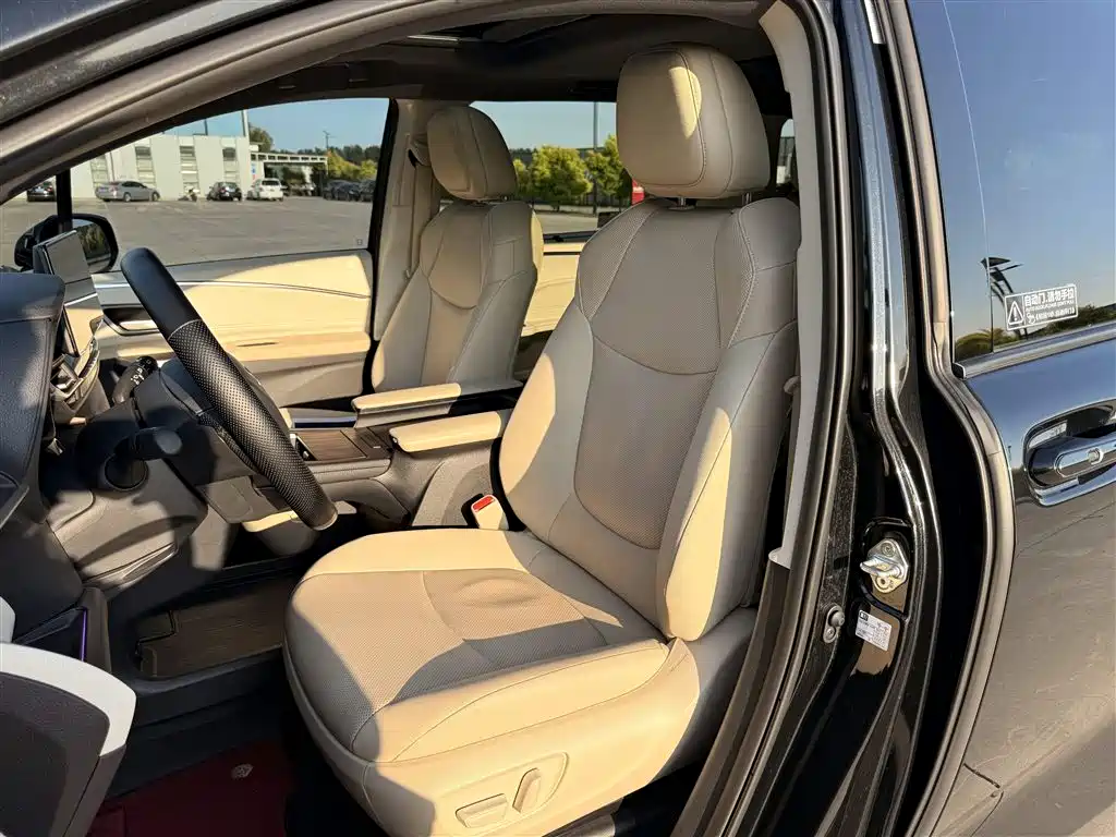 Toyota Granvia 2023 2.5L Luxury PLUS