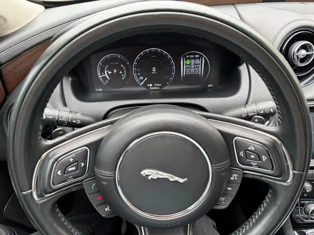 Jaguar XJ — миниатюра 9
