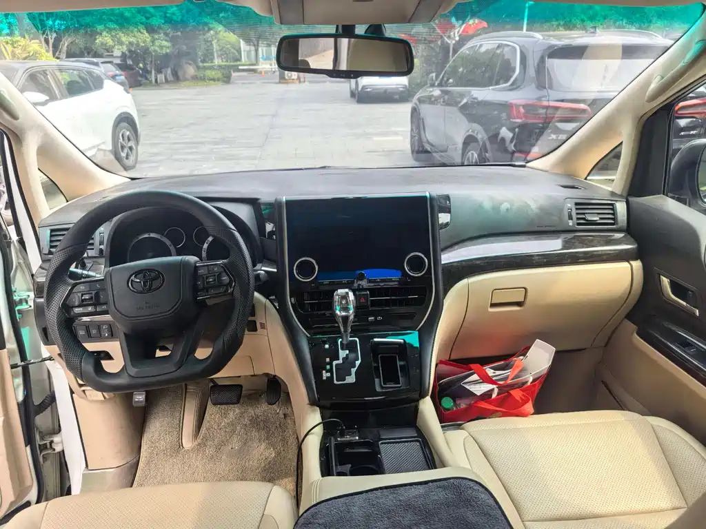 Toyota Alphard — миниатюра 6