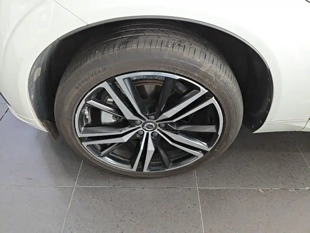 Volvo XC60 PHEV — миниатюра 23
