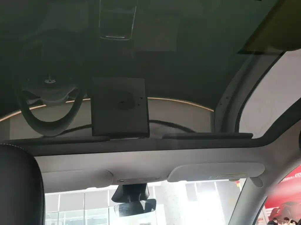 Tesla Model Y — миниатюра 18