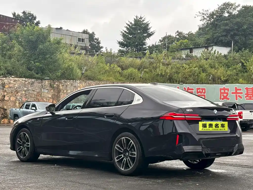 BMW 5 Series — миниатюра 6