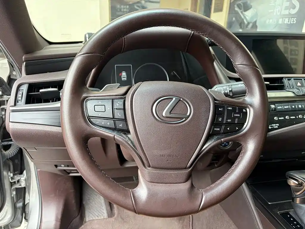 Lexus ES — миниатюра 7
