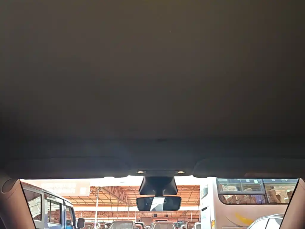 Tesla Model Y — миниатюра 18
