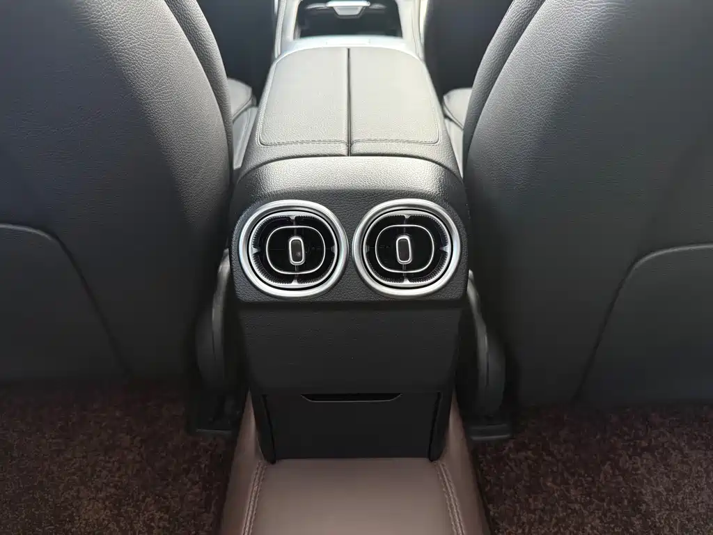 Mercedes-Benz C-Class — миниатюра 13