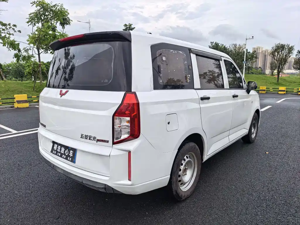 Wuling Hongguang Plus PLUS 2020 1.5L MT 5 мест