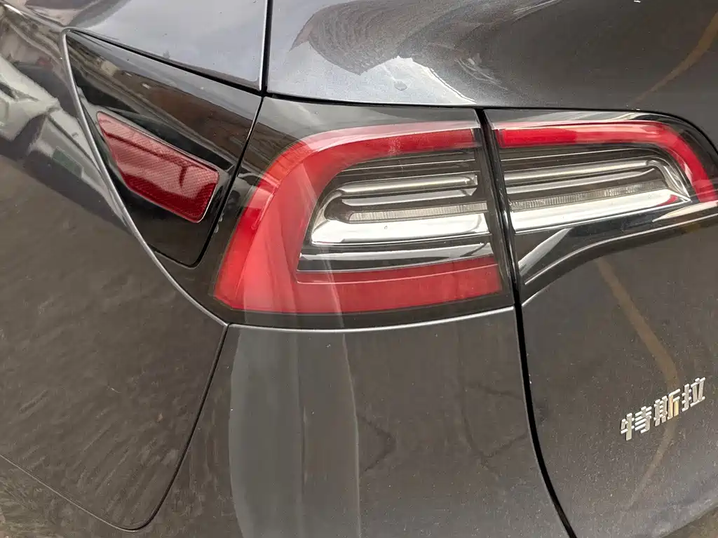 Tesla Model Y — миниатюра 5