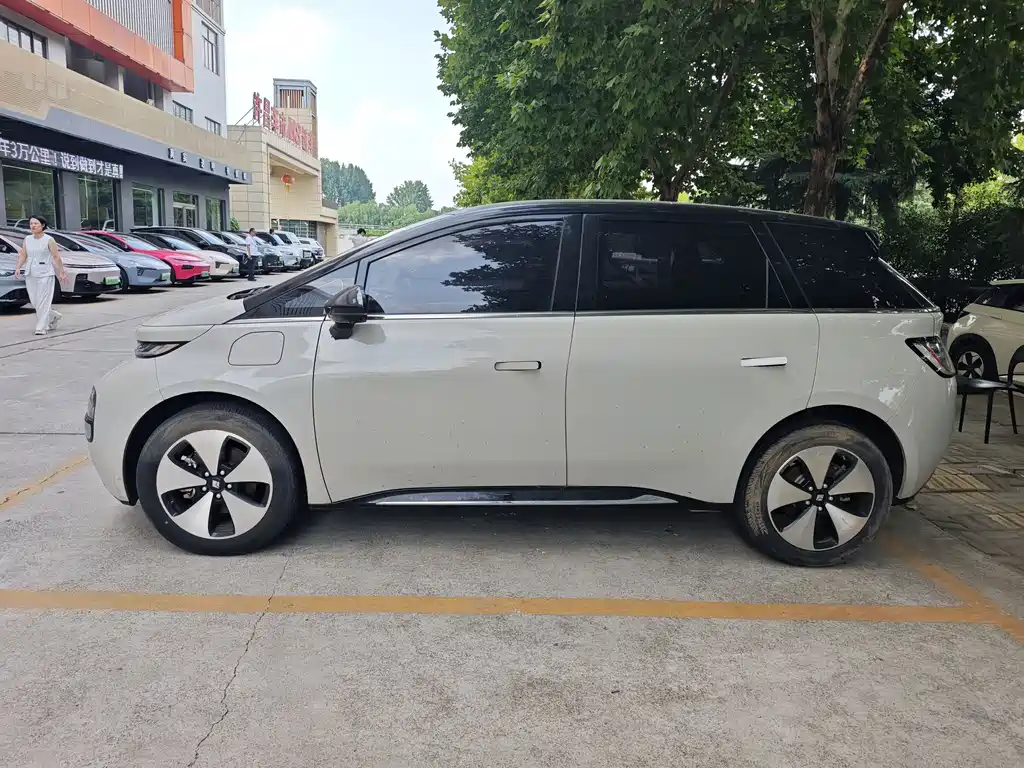Baojun Yunduo — миниатюра 5