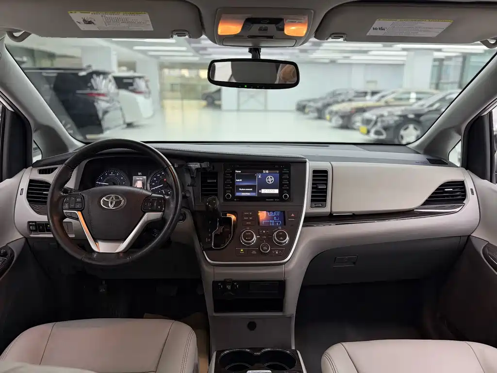 Toyota Sienna — миниатюра 10