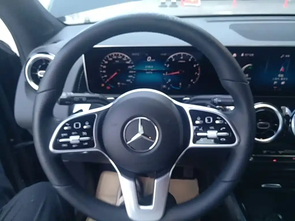 Mercedes-Benz GLB — миниатюра 11