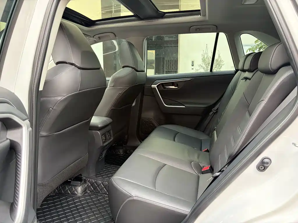 Toyota RAV4 — миниатюра 5