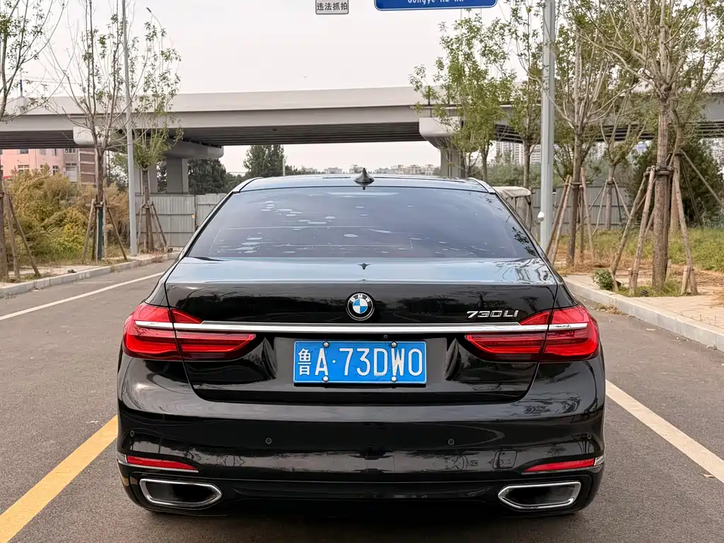 BMW 7 Series — миниатюра 5