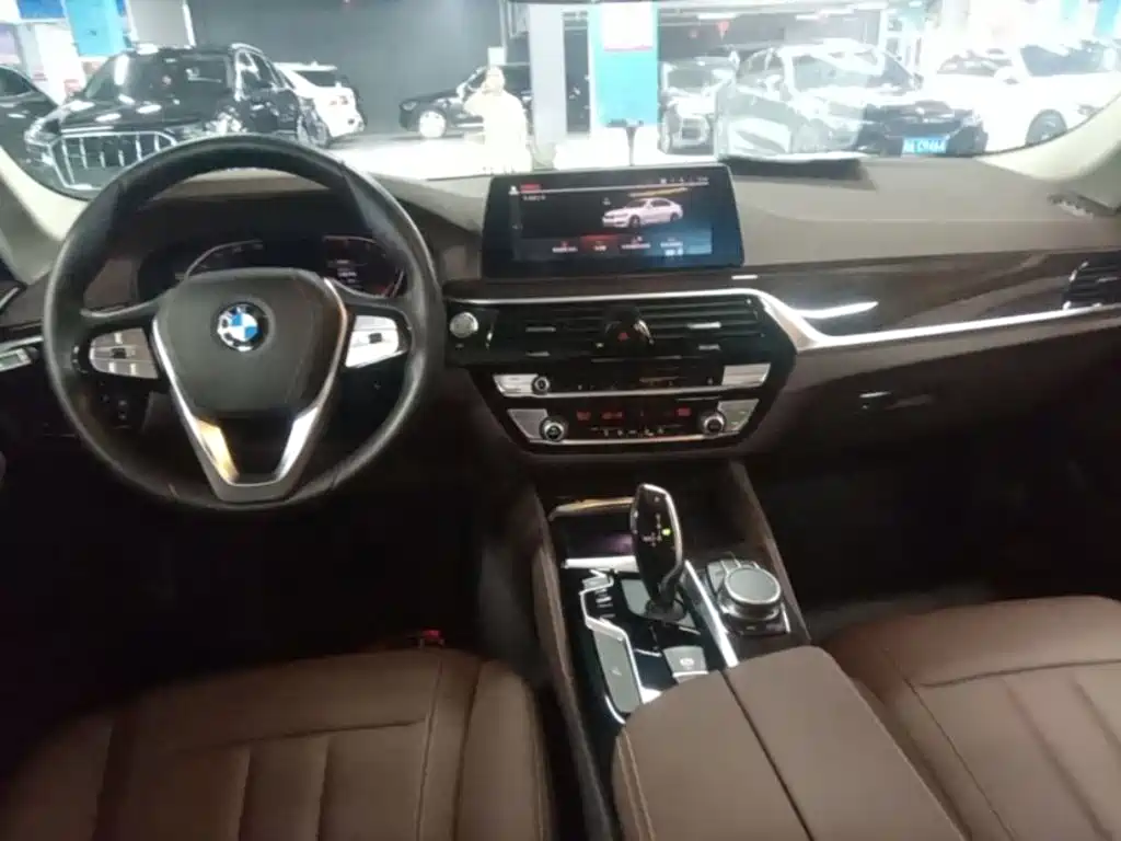 BMW 5 Series — миниатюра 10