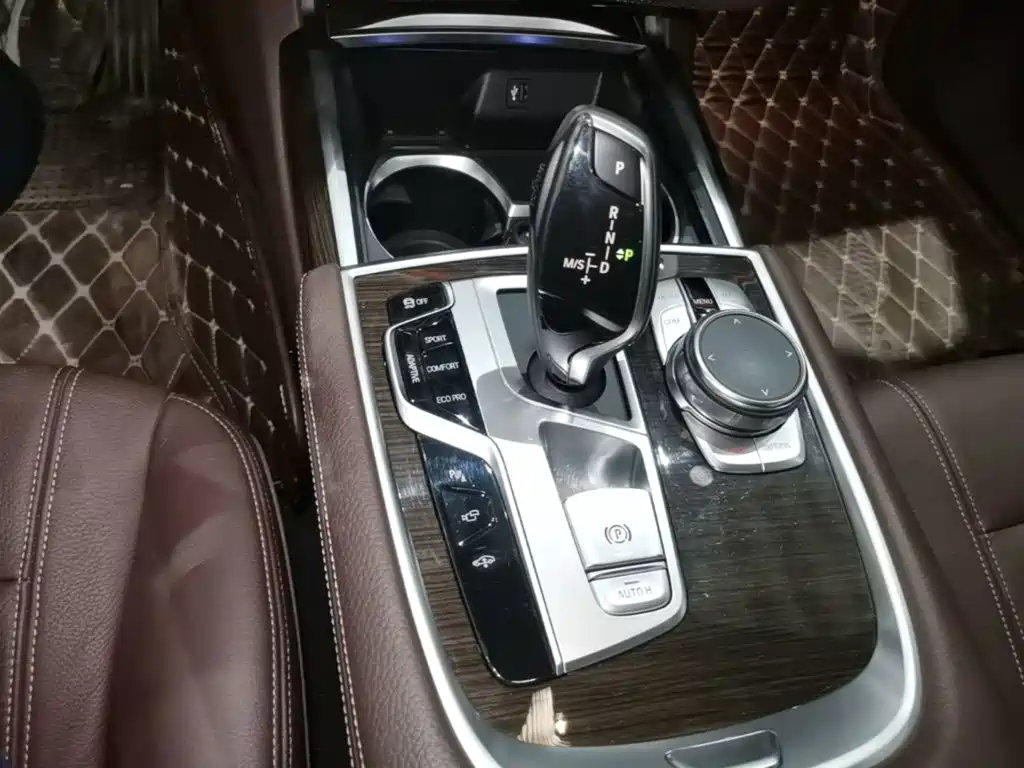 BMW 7 Series — миниатюра 14