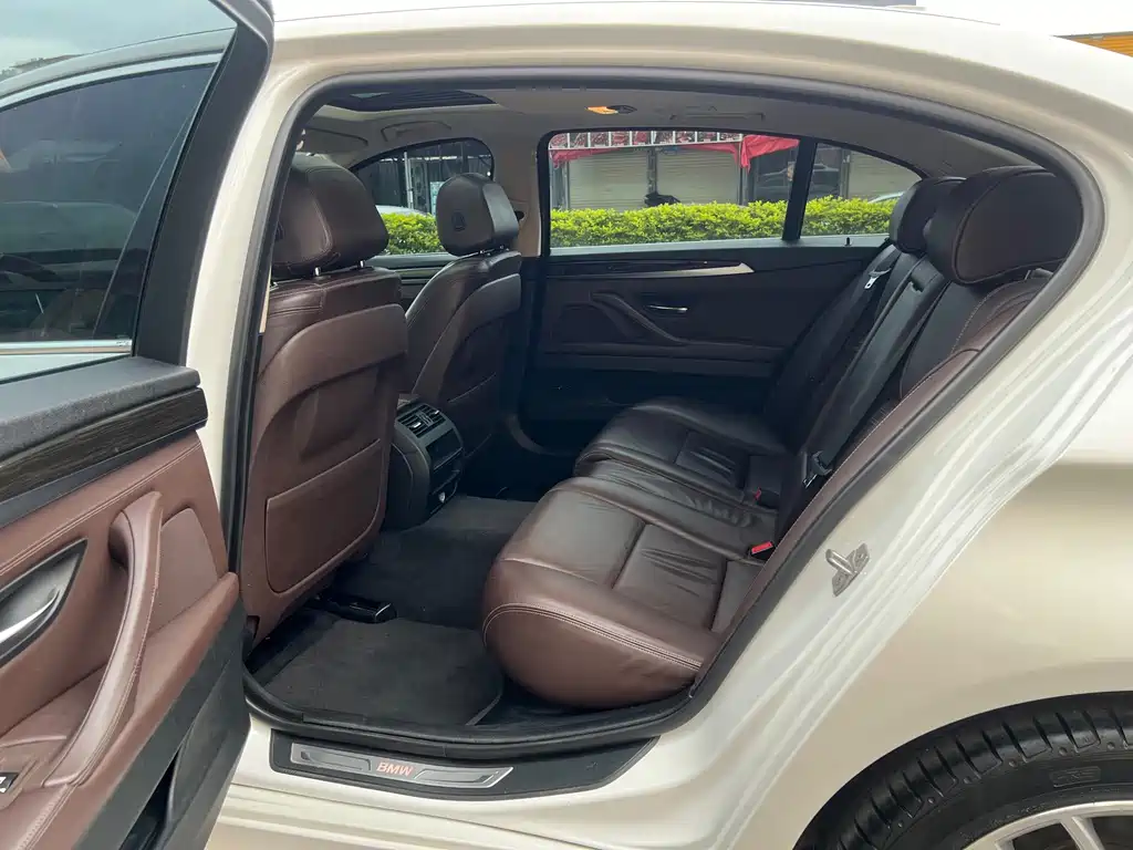 BMW 5 Series — миниатюра 10